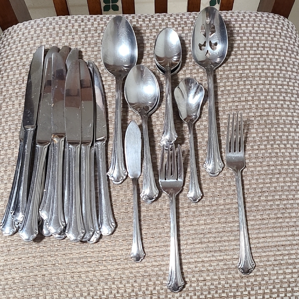 Pfaltzgraff 18/0 Stainless Steel Flatware Silverware Set of 32